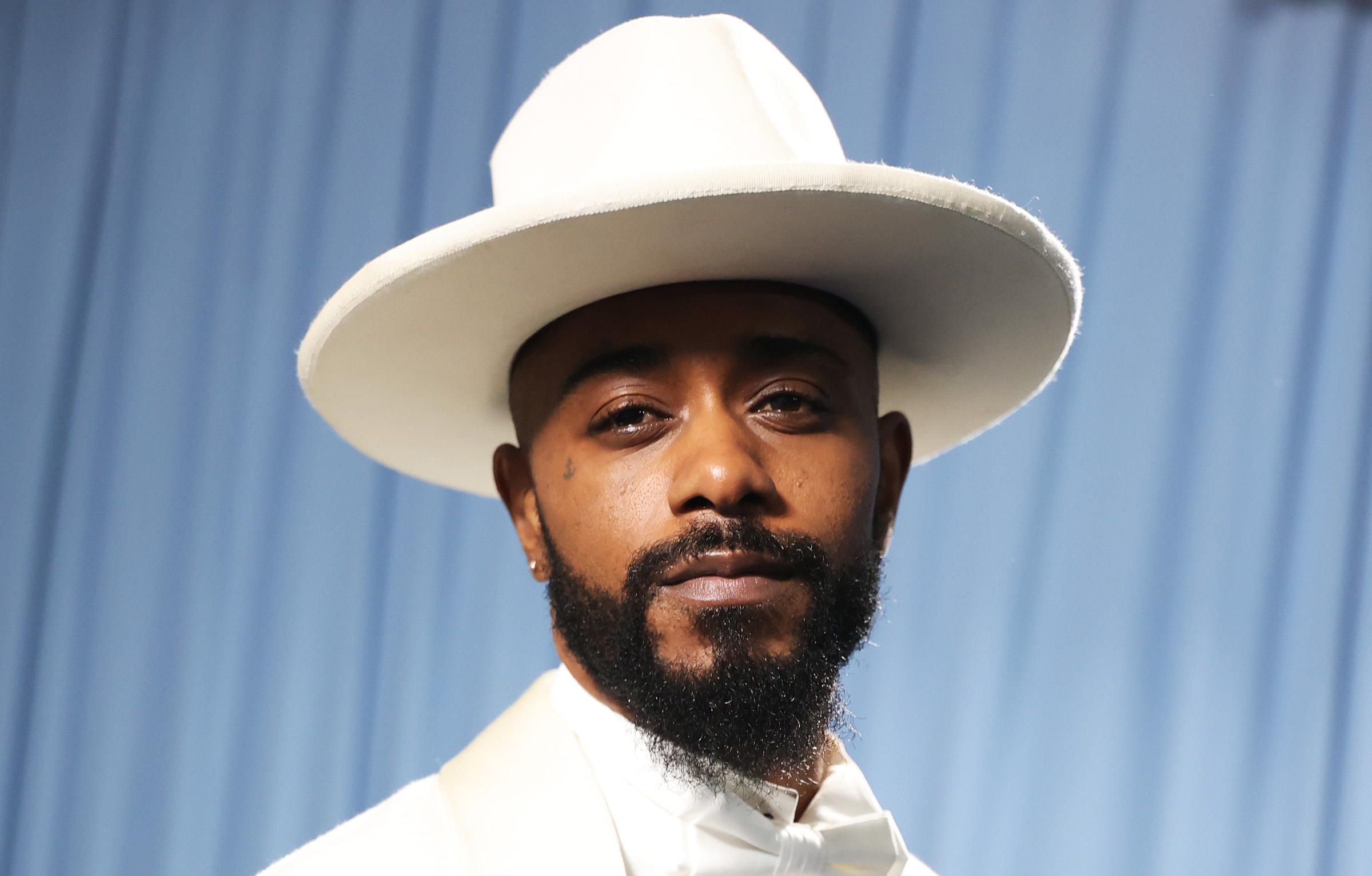 En costume blanc Ferragamo, l'acteur et rappeur Lakeith Stanfield prend la pose au Met Gala 2025.