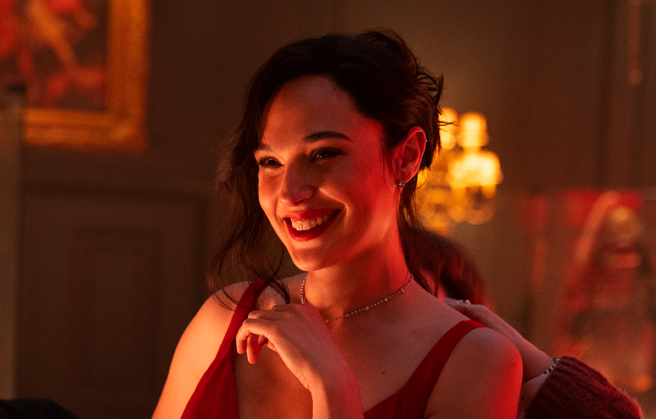 Gal Gadot prend la pose dans une robe rouge sur le tournage du film Red Notice (2021).