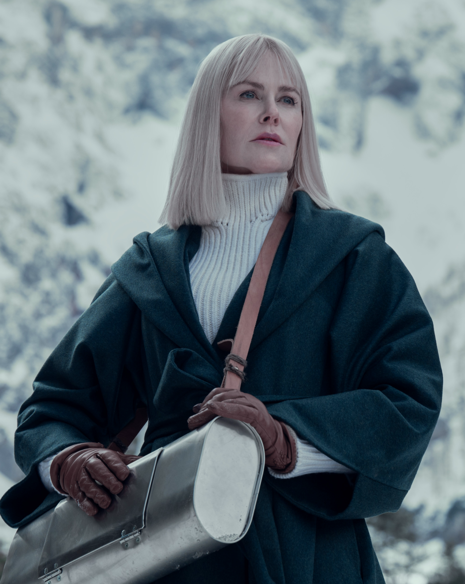 Nicole Kidman au milieu d'arbres enneigés dans la saison 2 de la série Nine Perfect Strangers.