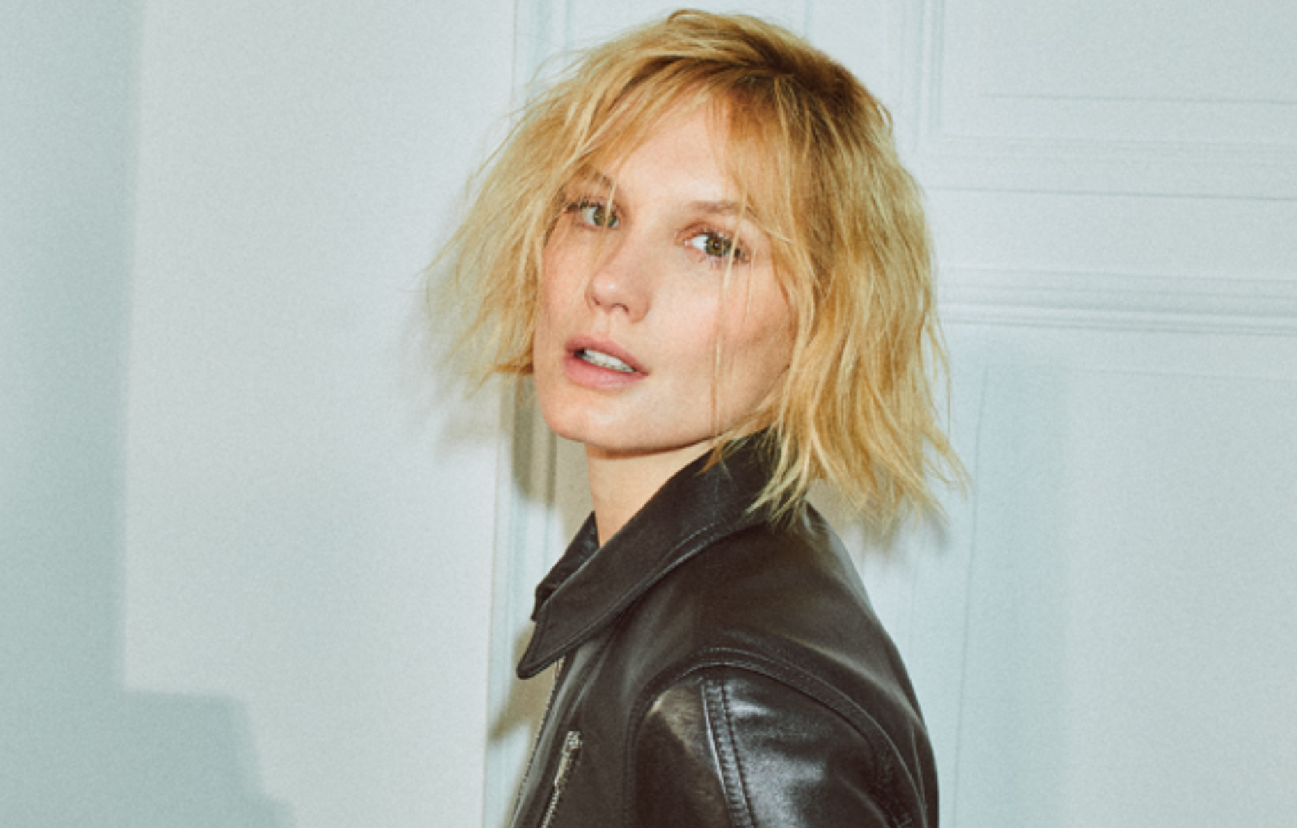 L'actrice Ana Girardot en blouson en cuir noir.