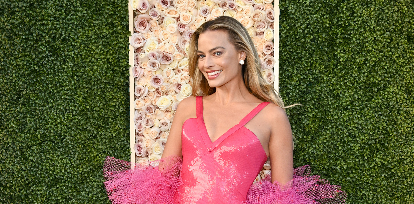 Margot Robbie, star looks, red carpet, golden globes 2024