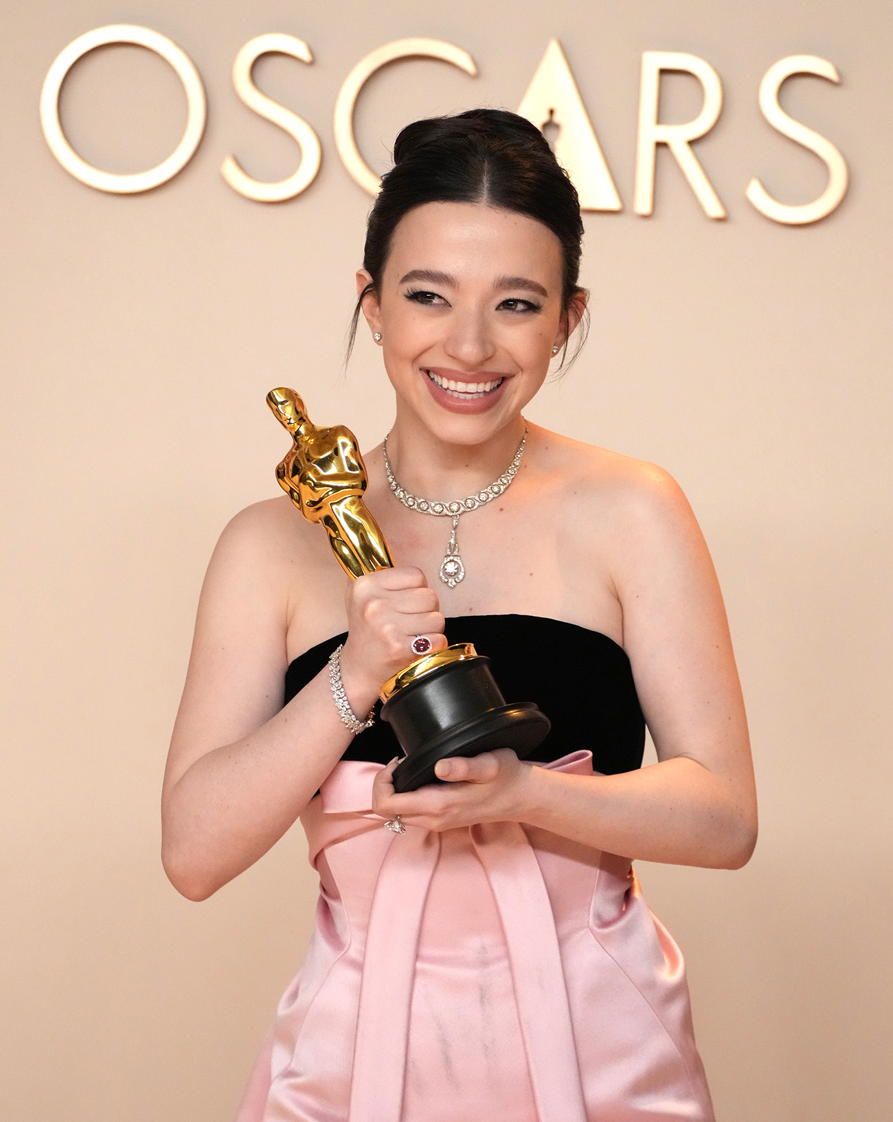 Mikey Madison, lauréate du prix de la meilleure actrice dans un rôle principal pour Anora, lors de la 97e cérémonie des Oscars le 02 mars 2025 à Hollywood, Californie © Jeff Kravitz/FilmMagic.