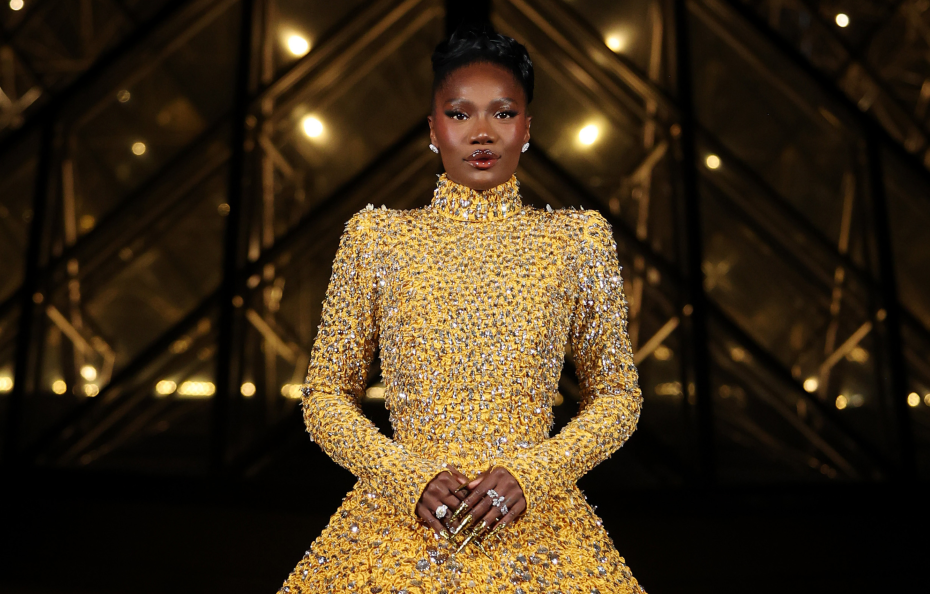 Doechii en robe Valentino et bijoux Messika au Grand Dîner du Louvre organisé ce 4 mars 2025 © Courtesy of Messika. 