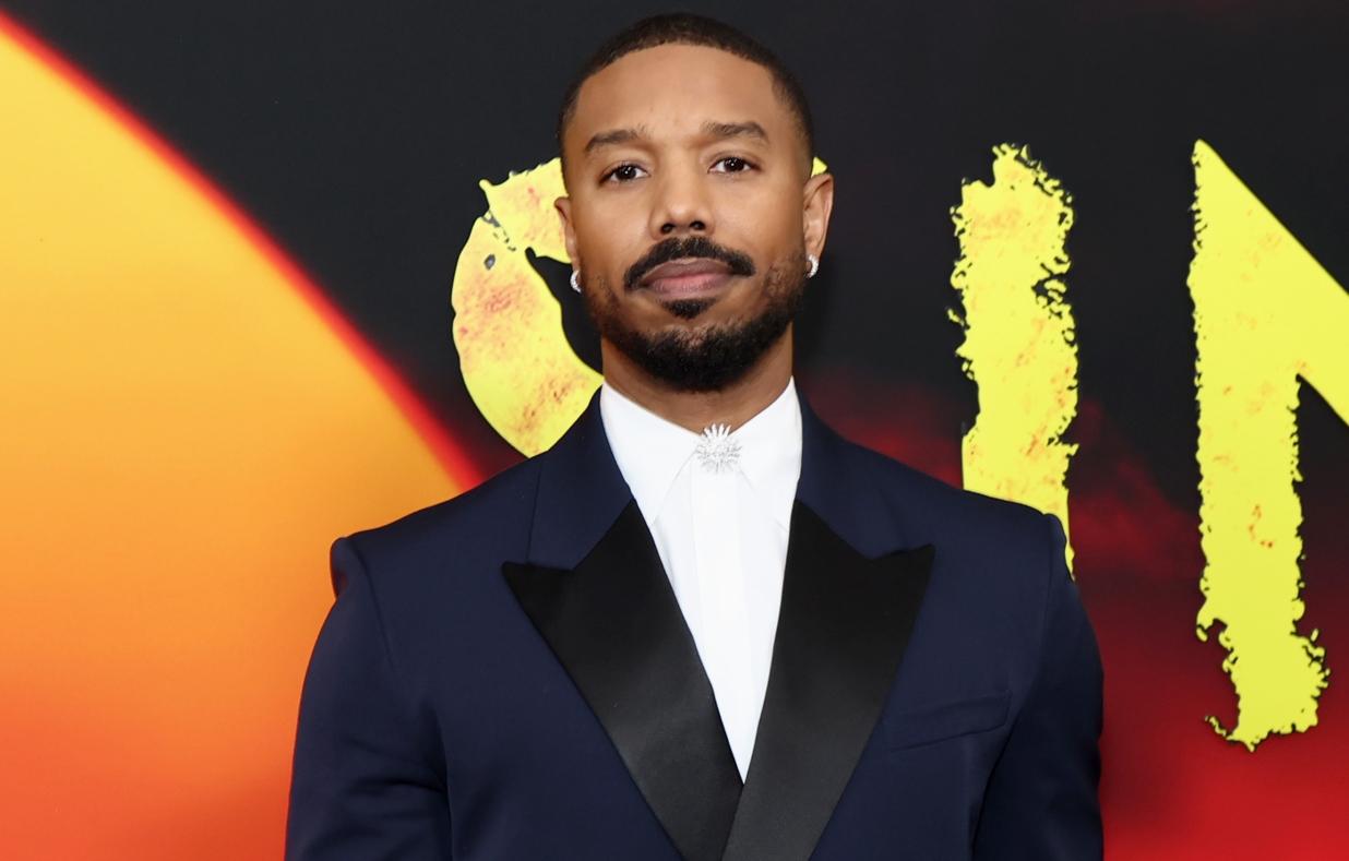 L'acteur Michael B. Jordan sur le photocall du film Sinners à New York sur un arrière-plan rouge.
