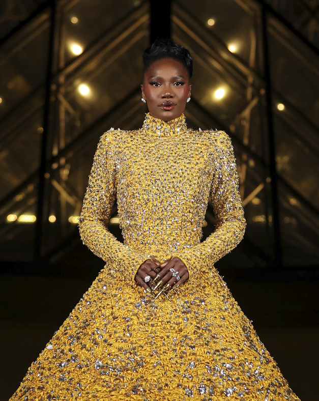 Doechii en robe Valentino et bijoux Messika au Grand Dîner du Louvre organisé ce 4 mars 2025 © Courtesy of Valentino.