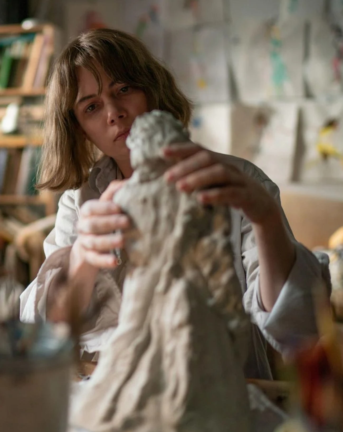 Michelle Williams en sculptrice dans le film Showing Up (2023) © Allyson Riggs/A24.