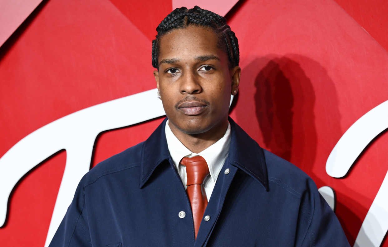 À l’affiche du film Highest 2 Lowest de Spike Lee, le rappeur A$AP Rocky prend la pose dans un ensemble bleu Bottega Veneta aux Fashion Awards 2024.