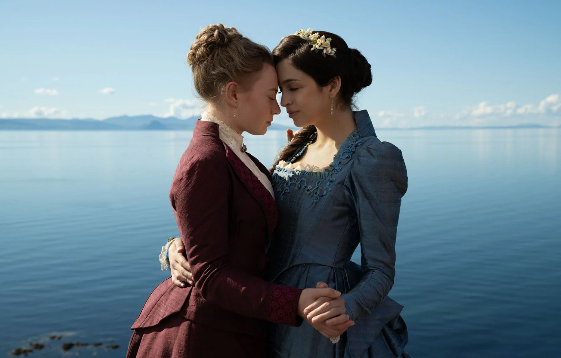 Mia Threapleton et Josie Totah dans la série The Buccaneers (saison 2) © Apple TV+.