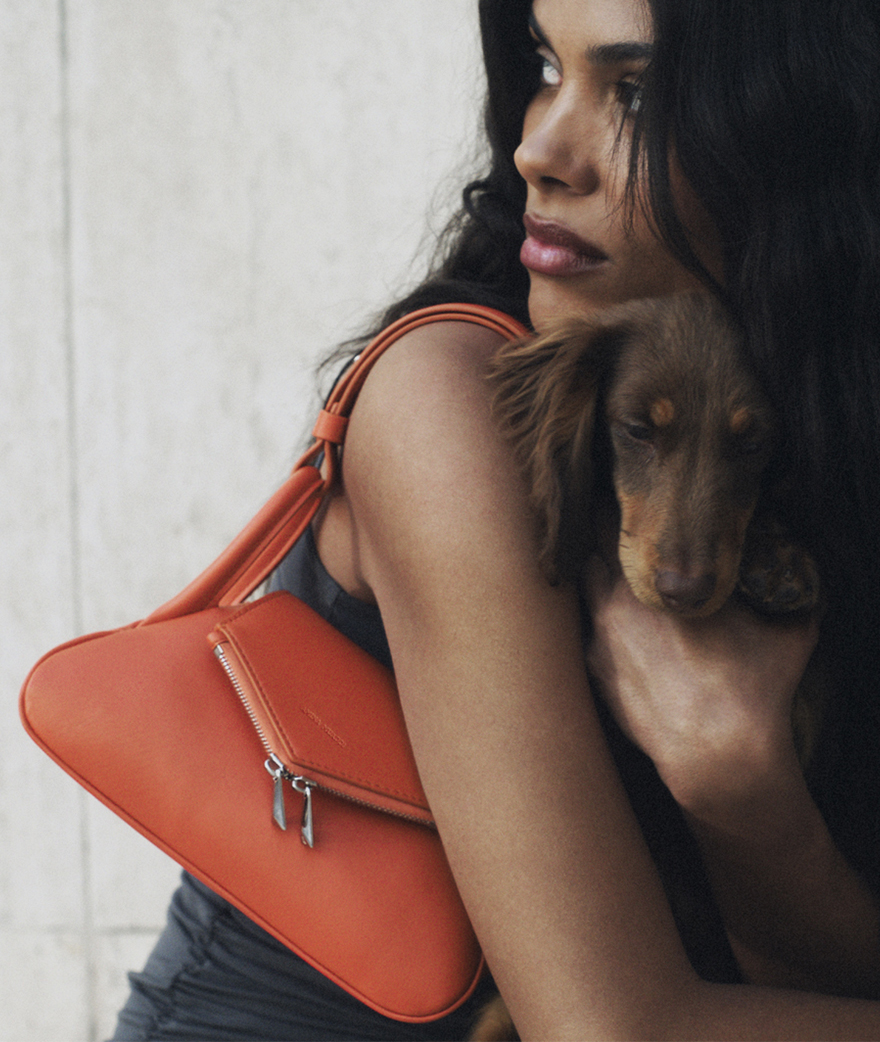 Tina Kunakey égérie de la campagne Amina Muaddi avec le sac Orange Gemini