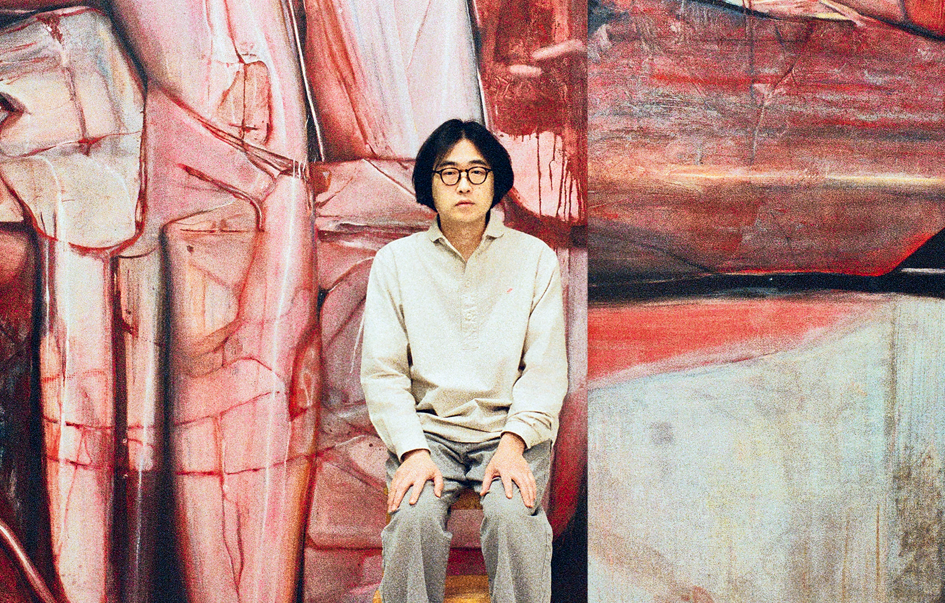 Le peintre Keunmin Lee photographié par Choi Narang dans son atelier à Séoul pour Numéro art.