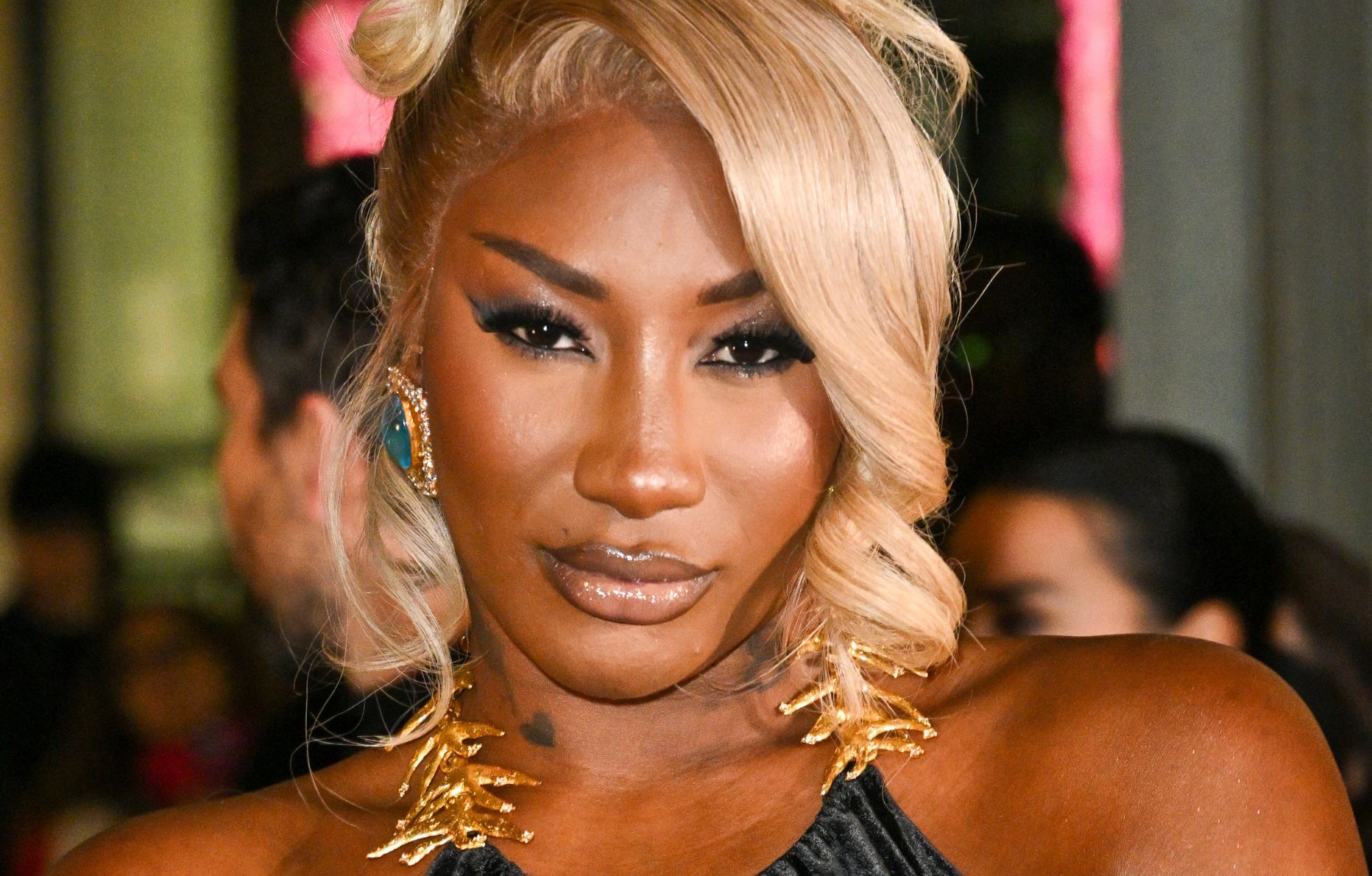 La chanteuse Aya Nakamura lance son propre label de musique et signe l'artiste RNBOI.