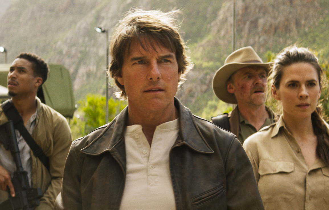 Tom Cruise, Pom Klementieff, Greg Tarzan Davis, Simon Pegg et Hayley Atwell vêtus de tenues militaires avec des armes dans le film Mission : Impossible - The Final Reckoning.