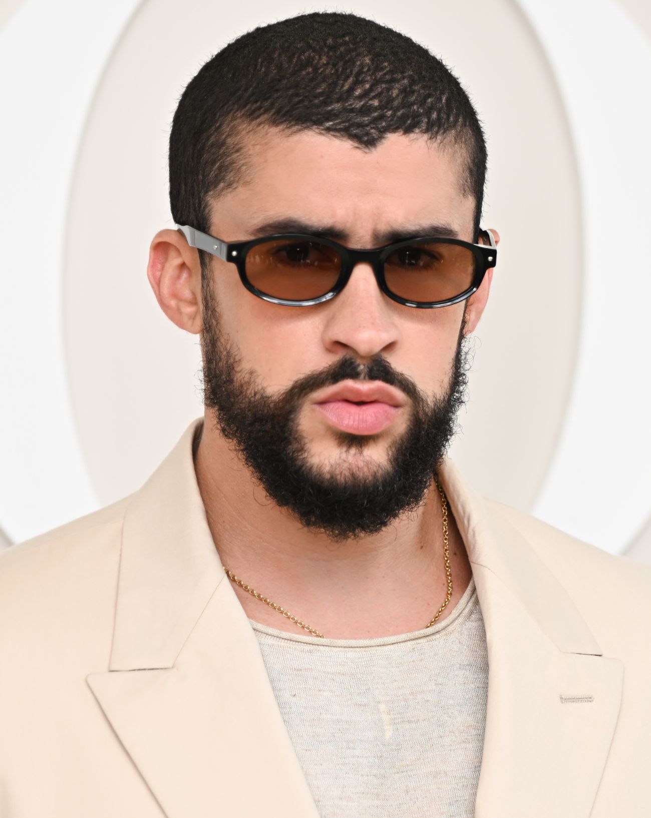 Le chanteur Bad Bunny, bientôt en concert à Paris, assiste au défilé Dior Homme Printemps/Été 2025 dans le cadre de la Fashion Week de Paris, le 21 juin 2024 à Paris, France.